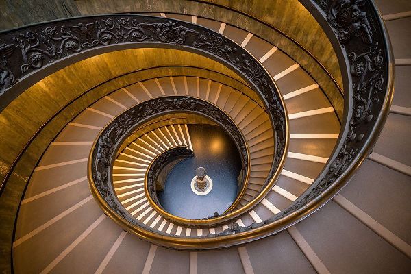 Jaynes Gallery 아티스트의 Europe-Italy-Rome-Bramante Stairwell at the Vatican Museum작품입니다.
